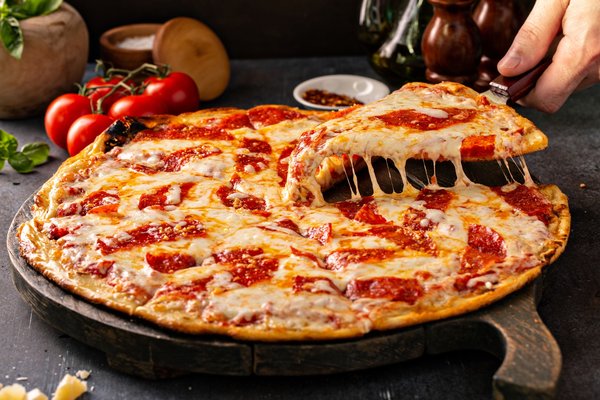 Frische Pizza Salami mit Tomaten und Käse