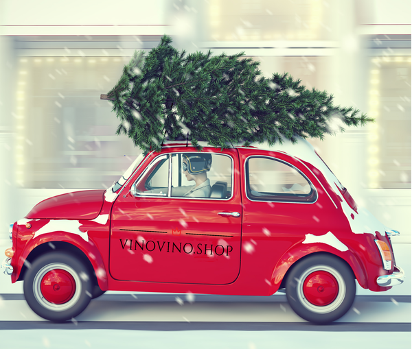 Fiat 500 mit Weihnachtsbaum liefert Geschenke für OlioeoliO