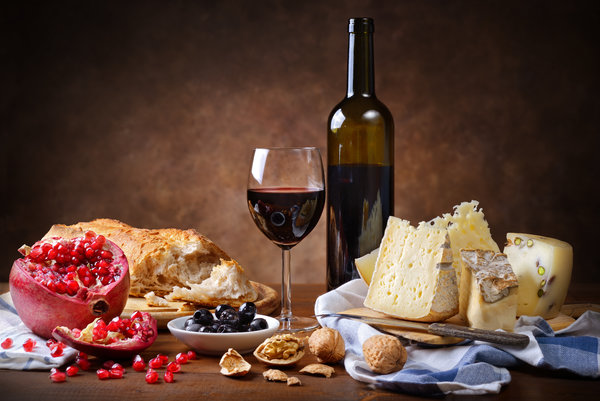 Rotwein, Käseplatte, Brot, Nüsse, Oliven OlioeoliO
